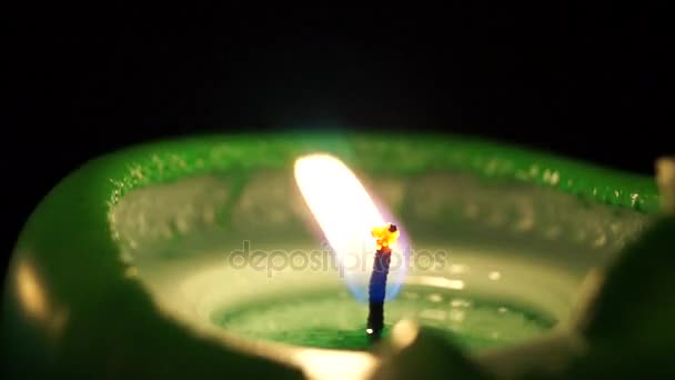 Una candela verde accesa spenta dal vento . — Video Stock