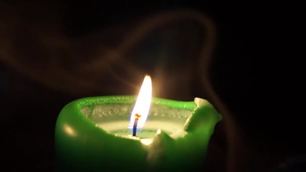 Egy világít a zöld gyertyát és kavarog a füst. — Stock videók