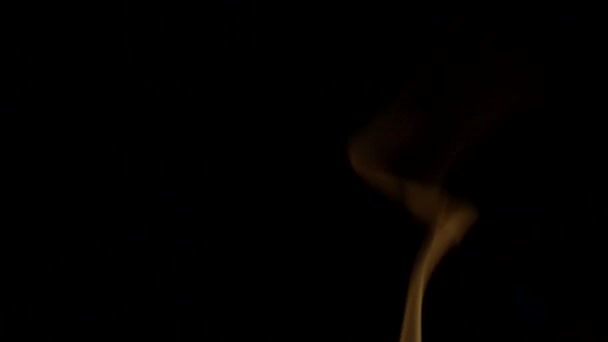 Rök från ett ljus på en svart bakgrund. — Stockvideo