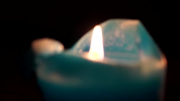 Ένα αναμμένο κερί με λαμπυρίσματος φως. — Αρχείο Βίντεο