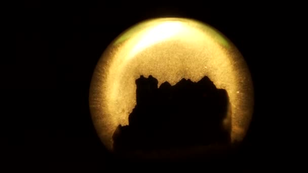 Lumière de la bougie et souvenir rond transparent avec un château de fées en elle . — Video