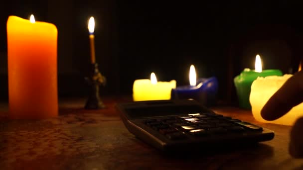 Cinco Lit Candles e uma calculadora. Botões de pressão de dedos em uma calculadora . — Vídeo de Stock