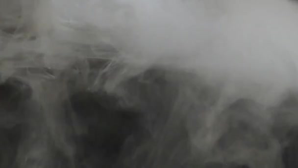 Wervelingen van rook op een zwarte achtergrond — Stockvideo