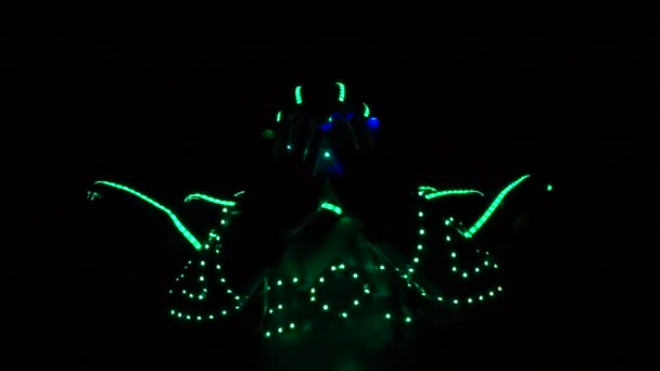 Un robot clown a led su stilt di notte . — Video Stock