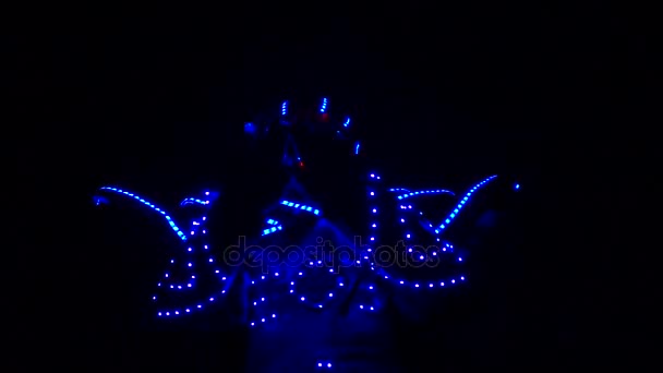 Un robot clown a led su stilt di notte . — Video Stock