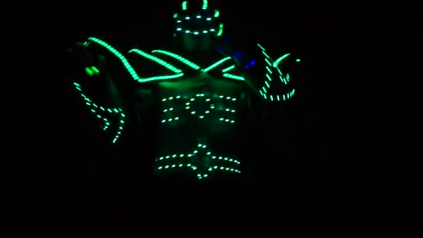 Ein Roboter-Clown auf Stelzen tanzt. — Stockvideo