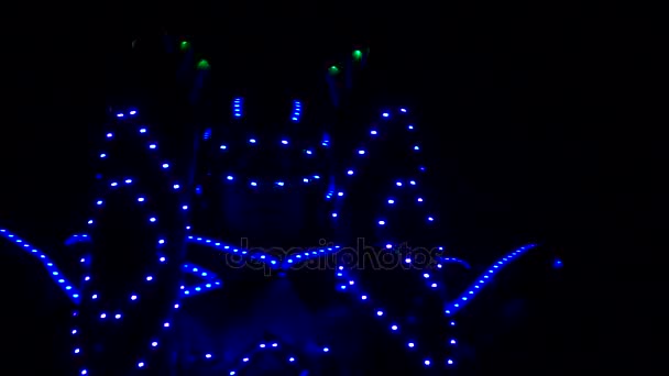 Un clown robot a led in un costume illuminante . — Video Stock