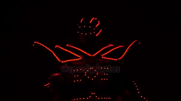 鞠躬观众带领的机器人小丑. — 图库视频影像