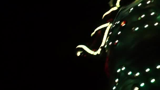 Um palhaço robô em um traje iluminador . — Vídeo de Stock