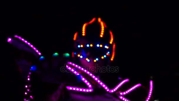 马戏团的家伙在上机器人的 Led 光装束. — 图库视频影像