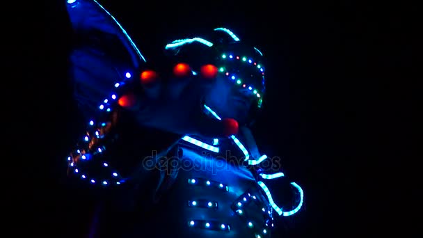 Led 的服饰的机器人在晚上。踩着高跷的小丑. — 图库视频影像