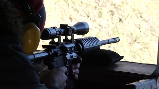 Un homme tirant depuis un fusil de sniper. Mouvement lent . — Video