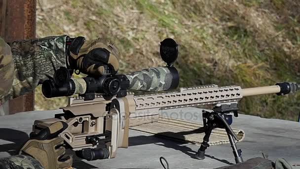 Een Man die Tuning van de optische zicht van zijn Sniper Rifle. — Stockvideo