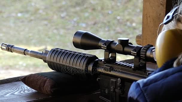 A Man Tuning an Optical Sight. Espingarda de atirador . — Vídeo de Stock