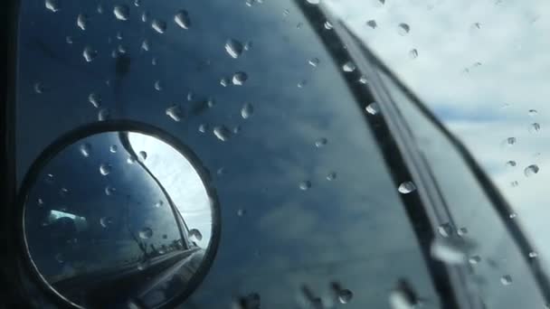 Vleugel spiegel in een regenachtige dag — Stockvideo