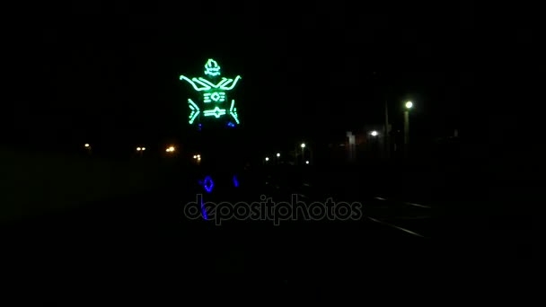 Een Clown op stelten op een SNCF-Station in de nacht. — Stockvideo