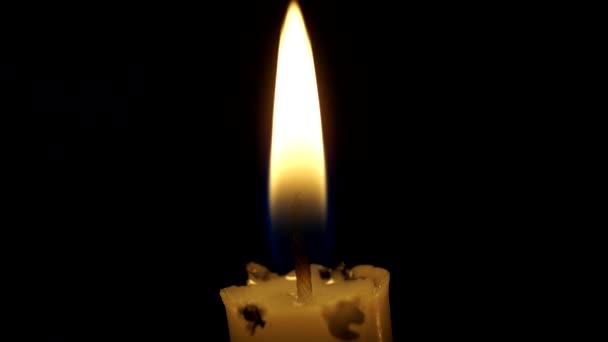 Una vela delgada apagada repentinamente . — Vídeo de stock
