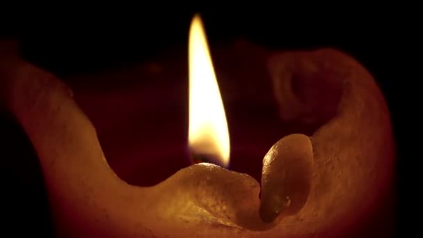 Eine große Kerze mit schimmerndem Licht. — Stockvideo