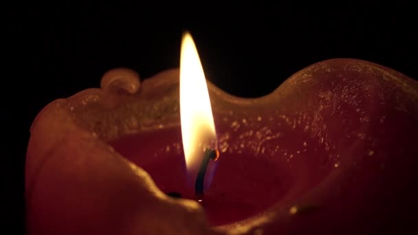 Una grande candela con luce scintillante . — Video Stock