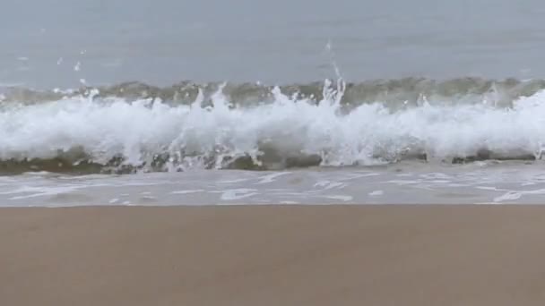 Sandy Beach bir etkileyici deniz dalga. — Stok video