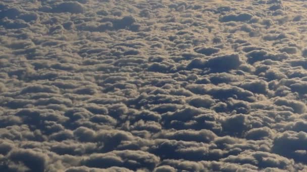 Vista de la ventana del avión con enigmáticas nubes de Navidad . — Vídeos de Stock