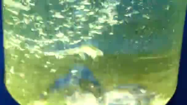 Grandes bulles dans une bouteille avec de l'eau bouillante . — Video