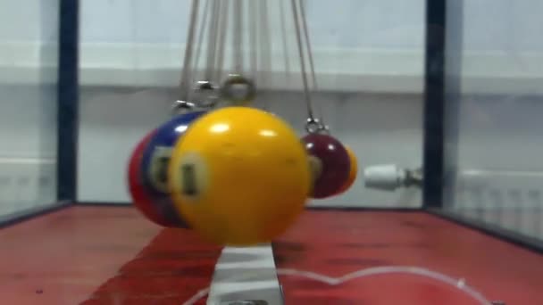 Balançoire en plastique boules colorées sur des cordes d'acier . — Video