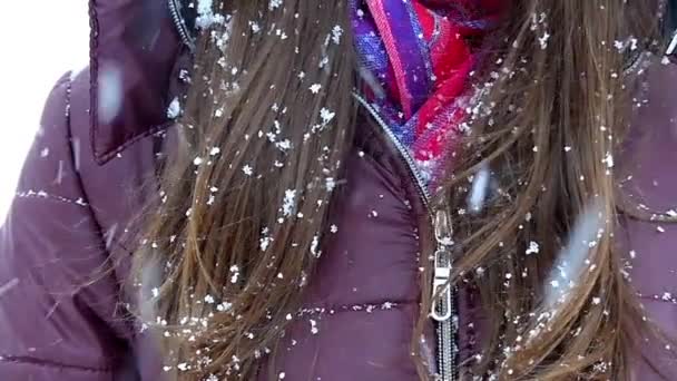 Flocos de neve caindo no cabelo da menina em câmera lenta . — Vídeo de Stock