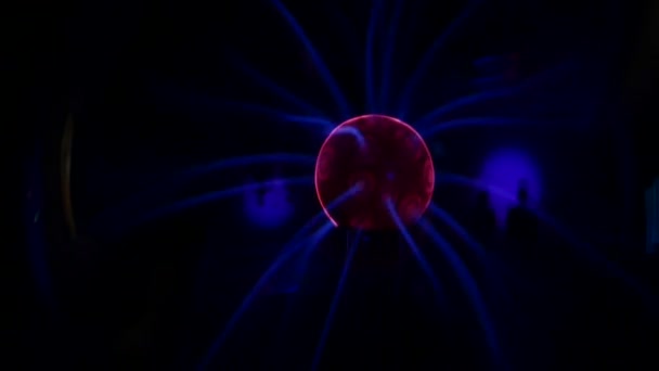 Обертається сфери з літньо фіолетовим м'ячем в ньому . — стокове відео