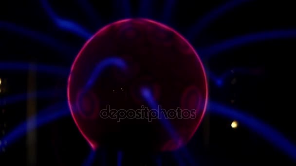 O minge violet rotativă cu grinzi magice albastre — Videoclip de stoc