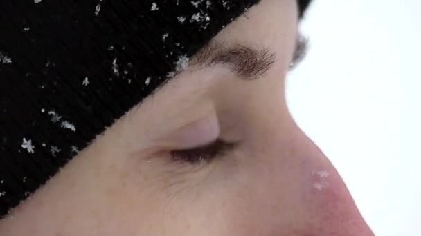 Profilo di una bella ragazza con neve in caduta a Slo-Mo . — Video Stock