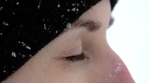 A Girl's profiel met dalende sneeuw in Slo-Mo — Stockvideo