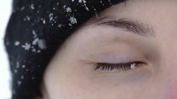 Copos de nieve cayendo en el ojo de una chica en Slo-Mo . — Vídeo de stock