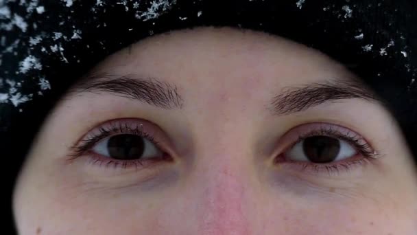 Lachende gezicht van het meisje in besneeuwde weer in Slo-Mo. — Stockvideo