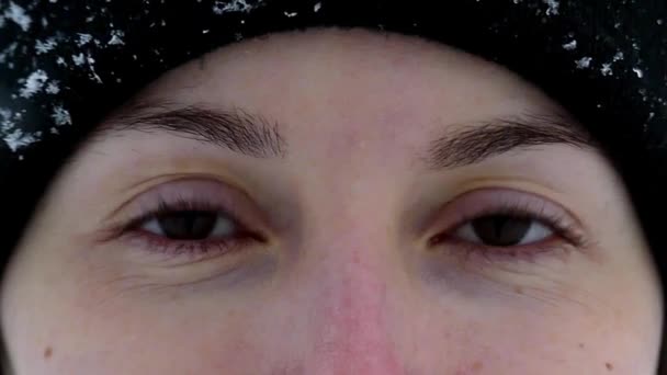 Fulgi de zăpadă căzând pe fața fetei în Slo-Mo . — Videoclip de stoc