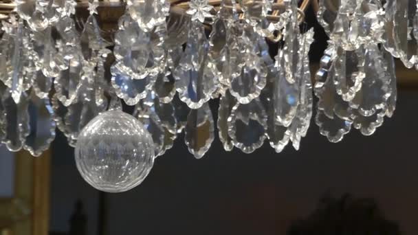 Een Crystal kandelaar kroonluchter in Down up Shot. — Stockvideo