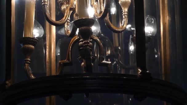 Eine Lampe Kerzenleuchter Kronleuchter in einem nach oben Schuss — Stockvideo