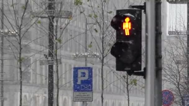Egy Retro közlekedési lámpa narancssárga Stanging személy. — Stock videók