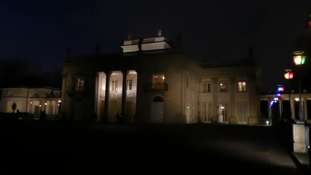 Un hermoso teatro polaco clásico antiguo por la noche . — Vídeo de stock