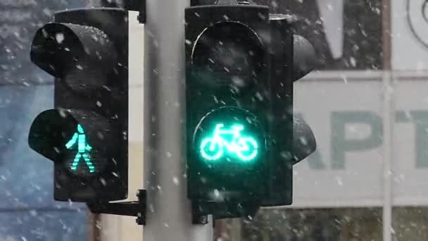 Eine Retro-Ampel mit rotem Fahrrad und Person — Stockvideo