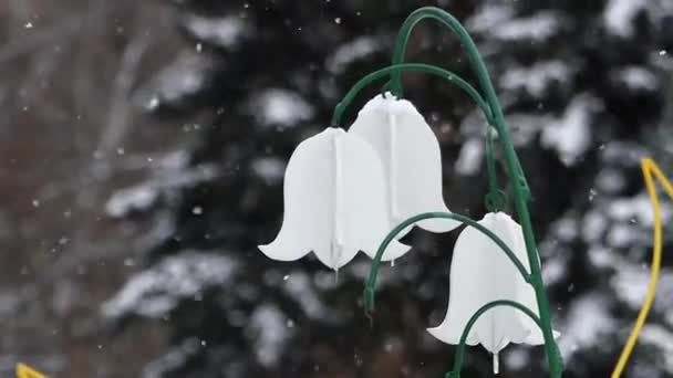 Tres lámparas con forma de flor en Snowy Park en Slo-Mo — Vídeos de Stock