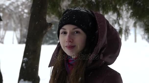 Una buena chica sonriendo y agitando su mano en Slo-Mo — Vídeos de Stock