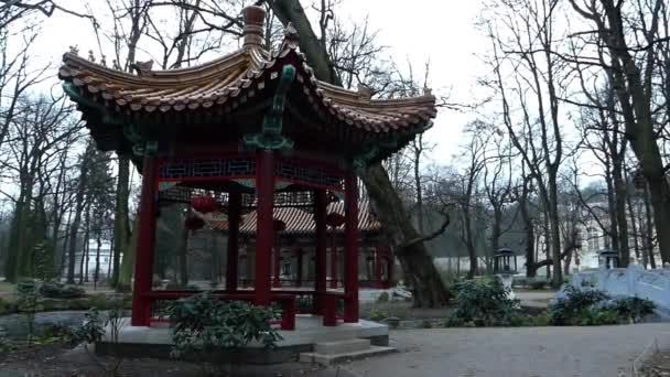 Čínská výklenku s červenými lucernami v parku. — Stock video