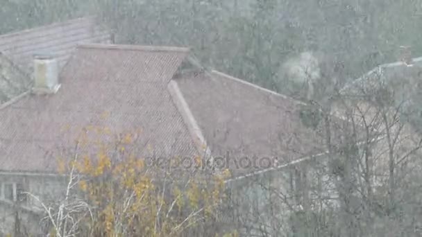 Nieve pesada que cubre un tejado de casa privada hecha de pizarra gris a la antigua — Vídeos de Stock