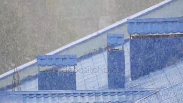 Neve pesada caindo em um telhado azul amarrado de uma escola moderna — Vídeo de Stock