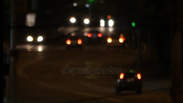 晚上汽车慢慢地移动在夜晚的城市交叉路口与一辆警车上它. — 图库视频影像