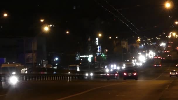Una autopista nocturna con coches y camiones en movimiento en Europa del Este en tiempo real . — Vídeos de Stock