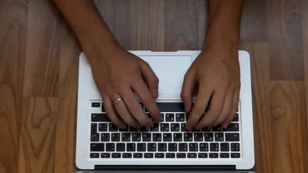 Dos manos escribiendo rápidamente en un teclado de aspecto plateado . — Vídeos de Stock