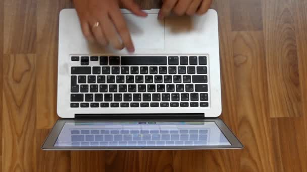 Manos escribiendo rápidamente en un portátil de aspecto plateado . — Vídeos de Stock