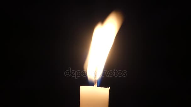 点燃的蜡烛的火焰闪烁在晚上. — 图库视频影像